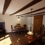 Altes Faehrhaus Anno 1 6 3 3 - Traumferienwohnung In Exponierter Moselufer-lage By Interhome شقة